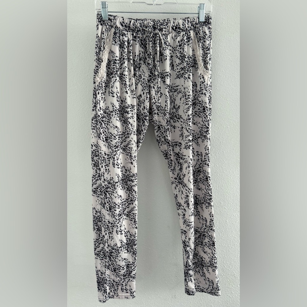 Jessica Simpson White Black and Pink Printed Pants Size Medium
